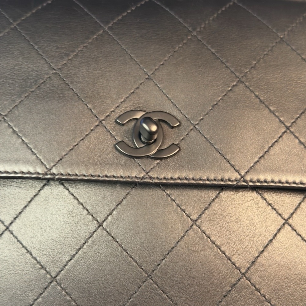 🖤 Chanel Vintage Matelassé “So Black” CC Lock Flap – Medium - Picture 2 of 12